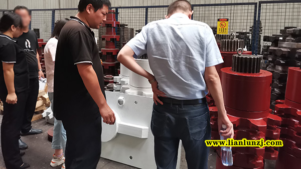 貴陽彭總開展刮板機配件業(yè)務(wù)，來我廠考察參觀！