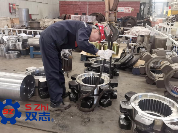 致敬每一位一線工人，堅守崗位，兢兢業(yè)業(yè)。_河南雙志